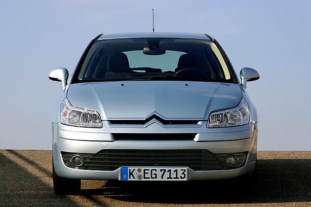 Der Doppelwinkel des Markenlogos ist nun wie beim C5 in den Grill integriert