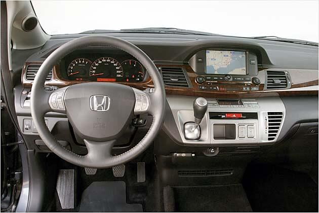 Das Cockpit sieht nicht nur edel aus, es ist auch funktional