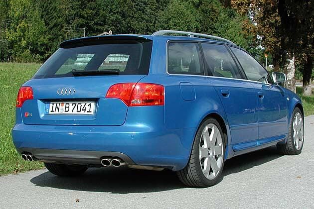 Die Spoilerlippe am Dach reduziert den Auftrieb
