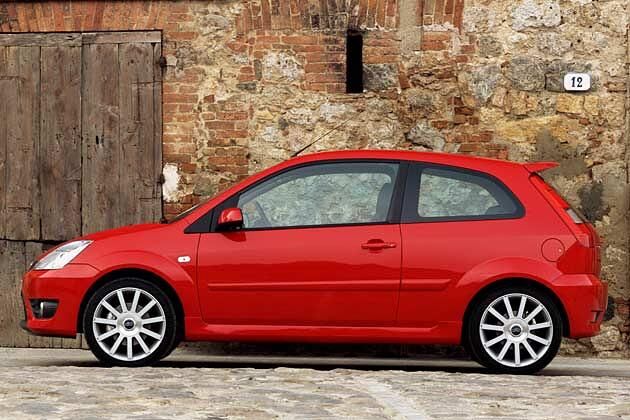 Ein Ford sieht rot (aus): Spiegel und Zierleisten sind in Wagenfarbe lackiert