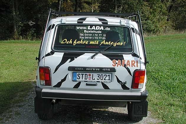 Nur beim Testwagen: Wer ihn kauft, bekommt den Niva natürlich ohne Heckscheibenaufkleber