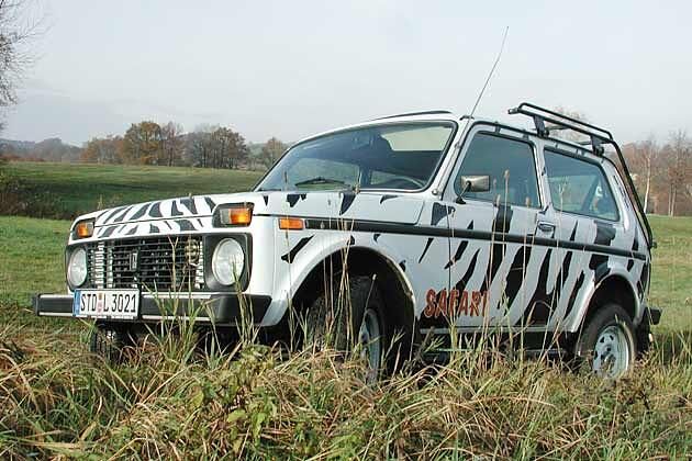 Lada Niva auf Safari-Tour: Der Allradler kann beklebt bestellt werden