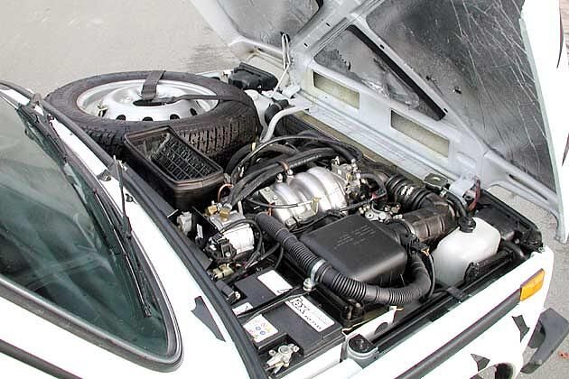 Traditionell: Das Ersatzrad ist im Motorraum untergebracht