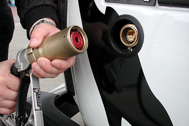 Gas tanken: Die Zapf-Pistole wird auf den Stutzen am Auto geschraubt