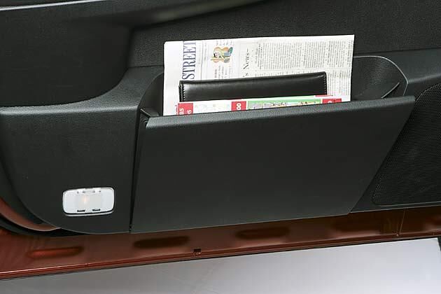 In den Vordertüren gibt es je ein aufklappbares Staufach