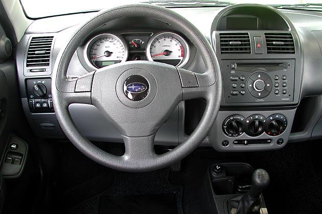 Das Cockpit überzeugt mit seinen Materialien und guter Verarbeitung