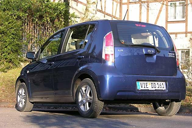 Die dicken Stoßfänger lassen den Sirion von hinten robust wirken