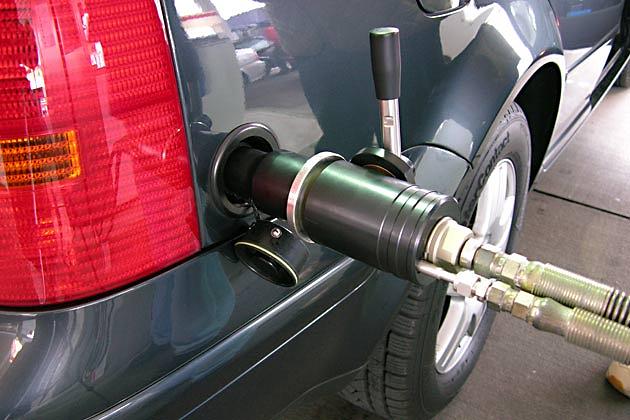 Nach Umlegen des Hebels und Betätigen eines Knopfes an der Tanksäule strömt das Gas ein