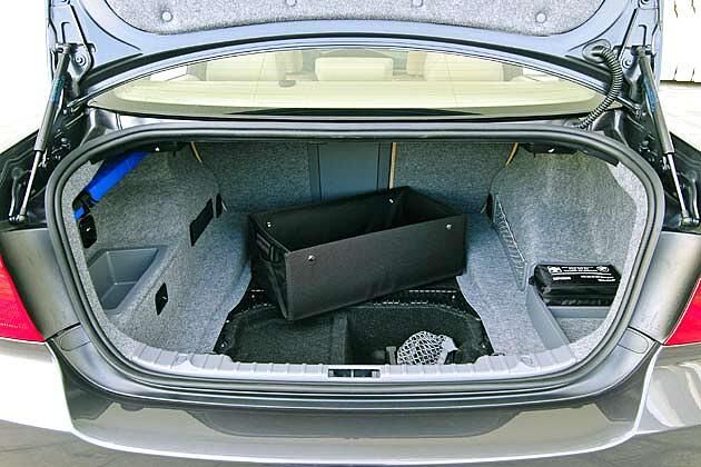 Mit dem 290 Euro teuren Gepäckraumpaket bekommt man unterm Kofferraumboden ein segmentiertes Ablagefach