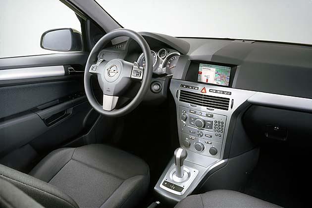Das schicke Cockpit wurde vom Fünftürer übernommen