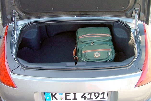 Kofferraum: Zwei Flugzeugtrolleys oder ein Golfbag passen hinein