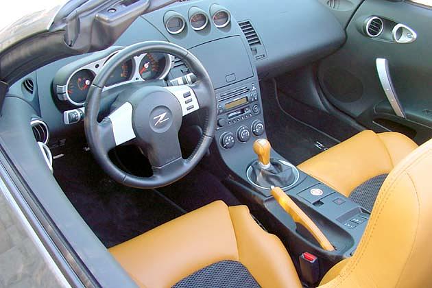 Innenraum: Die orangen Ledersitze und passenden Accessoires kosten Aufpreis