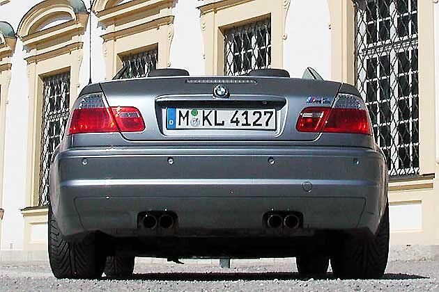 Das Heck zieren vier Auspuffrohre, die einen sehr auffälligen Klang liefern
