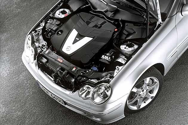 Füllt den Motorraum voll aus: Der neue V6-CDI in der C-Klasse