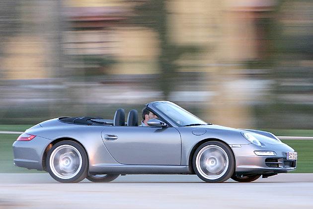 Der offene 911 Carrera läuft bis zu 267 km/h und der 911 S ist sogar 274 km/h schnell