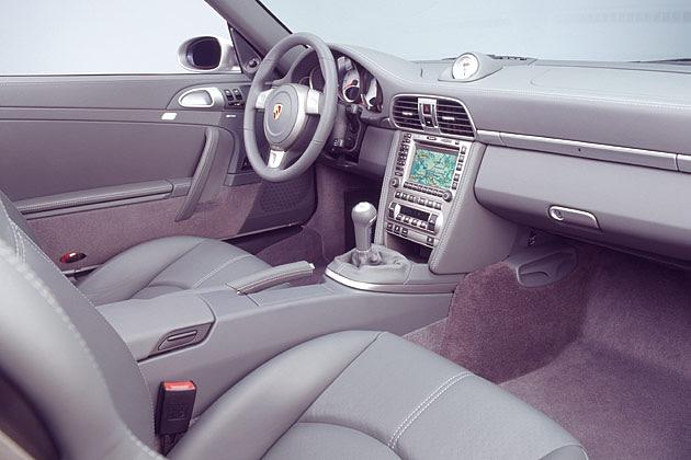 Edles und sportliches Ambiente bietet der Innenraum des 911 Cabriolets
