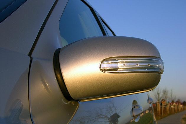 Aerodynamisch gestylte Blinker im Spiegel