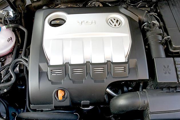 Das Zweiliter-Diesel-Triebwerk wird im Passat quer statt längs eingebaut