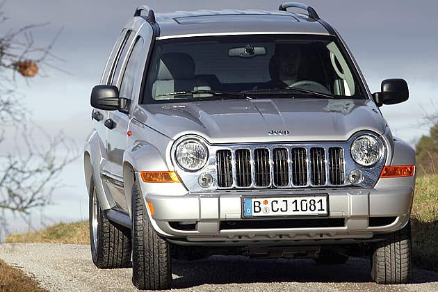 Beeindruckende Optik: Verchromter Kühlergrill der Limited-Versionen des Cherokee