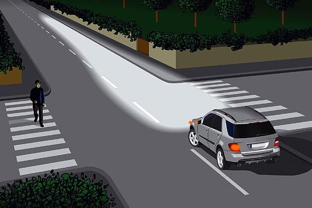 Ohne Kurvenlicht wird die Fahrbahn nur in Richtung der Fahrzeugfront ausgeleuchtet