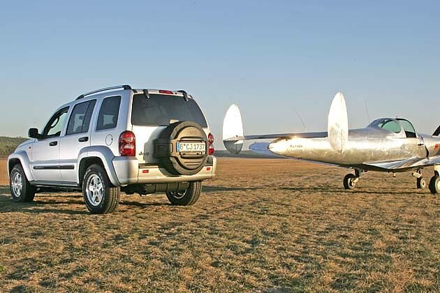 Die richtigen Spielzeuge für große Jungs: Jeep Cherokee, Flugzeug