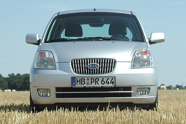 Erkennungszeichen: Der EX hat einen Kühlergrill in Wagenfarbe, beim LX ist er schwarz