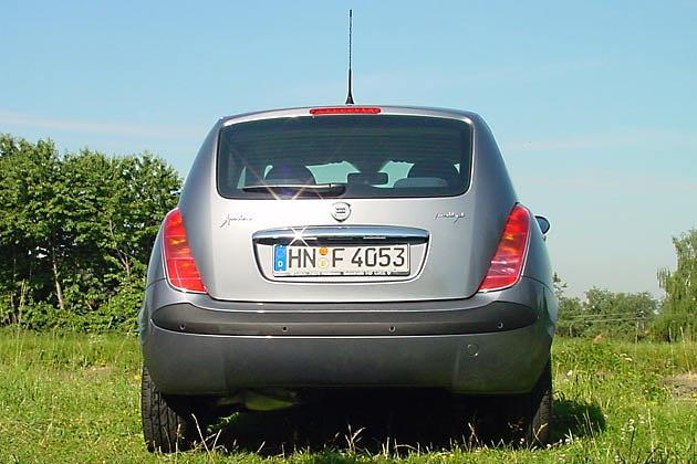 Wie oft bei Lancia kann man eine Prise Retrodesign erspüren