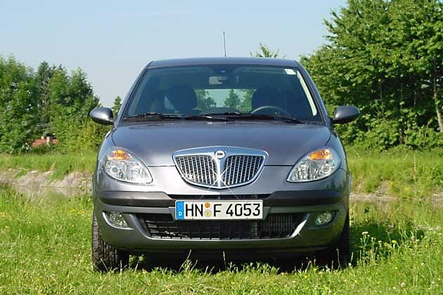 Der kleine Grill in Wappenform ist typisch für Lancia