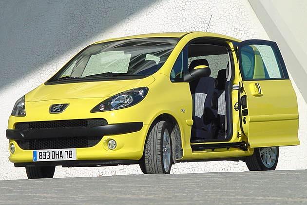 Die elektrischen Schiebetüren sind Serie