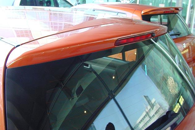 Kleiner Dachspoiler bei normaler und Evo-Version (vorn) und großer Spoiler beim Concept-S-Bodykit (hinten)