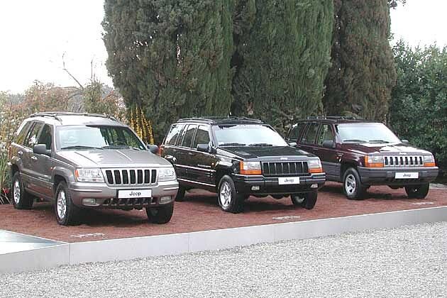 Familie Jeep seit 1992: Rechts der Ur-Grand-Cherokee, in der Mitte ein Facelift ca. 1996 und links das noch aktuelle Modell