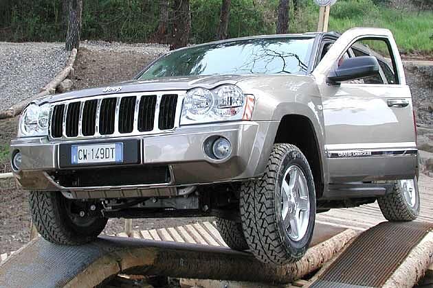 Kunststück: Mit dem neuen Allrad-System kann der Jeep mühelos Hindernisse überwinden