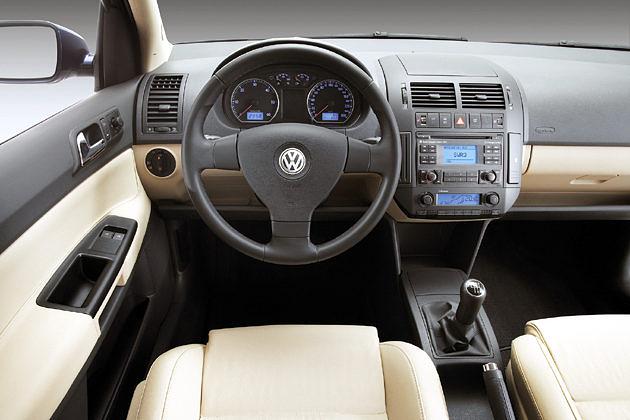 Cockpit: Das Lederlenkrad mit drei Speichen ist Serie in Sportline