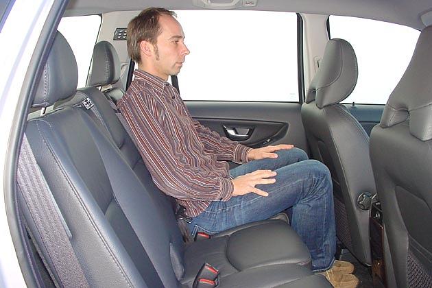Der XC90 bietet hinten genügend Knie- und Kopffreiheit