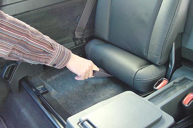 Mit wenigen Handgriffen lassen sich aus dem Kofferraumboden zwei weitere Sitzplätze zaubern