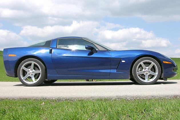 Vor allem in der seitlichen Perspektive bietet die Corvette eine faszinierend schöne Aura