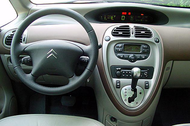 Die zentralen Instrumente und der Joystick-Wahlhebel kennzeichnen das Cockpit