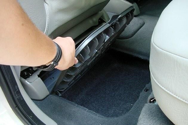 Stauraum auch für die Kleinen auf den Rücksitzen: Die geschlossenen Fächer im Fond sind Serie