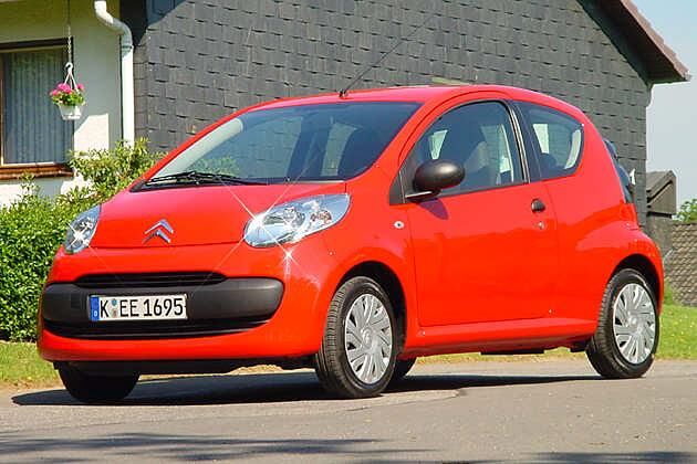 Citroen C1: Breiter Plastikstoßfänger, Doppelwinkel und lustige Scheinwerfer