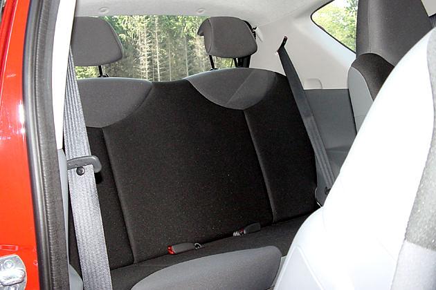 Die beiden Rücksitze sind bei beiden Autos mit Kopfstützen und Dreipunktgurten ausgerüstet