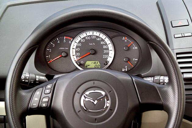 Kompaktes Cockpit mit drei ineinandergreifenden Rundinstrumenten