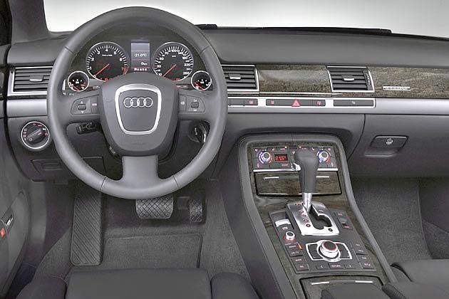 Edel-Raum: Das Cockpit des A8 mit der Steuerung vom MMI in der Mittelkonsole