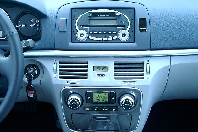 Das Radio wirkt billig, die Klimaanlage gefällt und die Verarbeitung stimmt