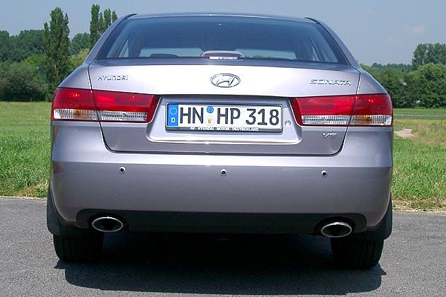 Aus den zwei Endrohren kommt bei forscher Gangart ein angenehm heiserer Sound