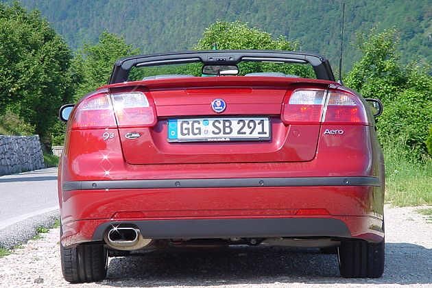 Das ovale Hirsch-Auspuffrohr aus Edelstahl steht dem 9-3 gut