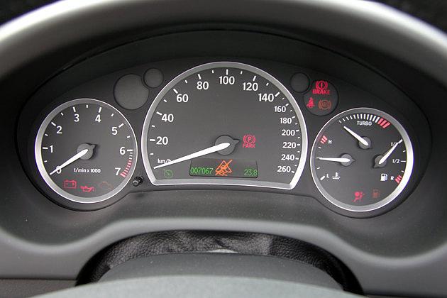 Der Instrumententräger mit großem Tacho, rechts gibt es eine Turbo-Anzeige