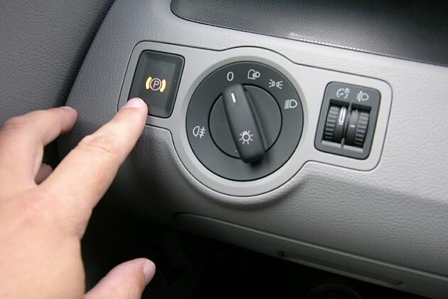 Die elektronische Parkbremse links am Armaturenbrett ist Serie