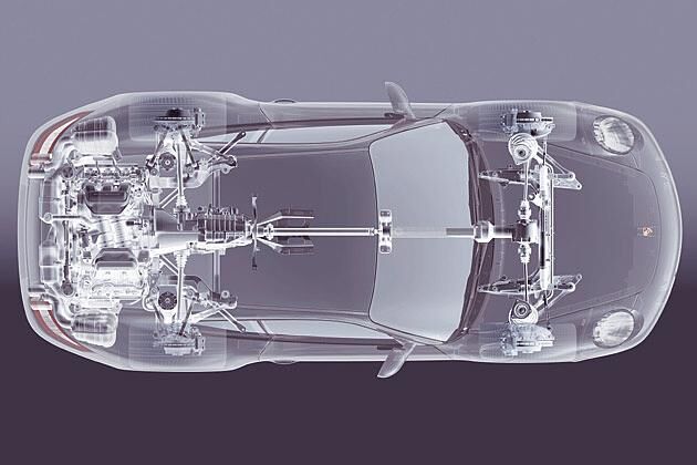 Eine Kardanwelle leitet die Kraft vom Heckmotor auch an die Vorderräder