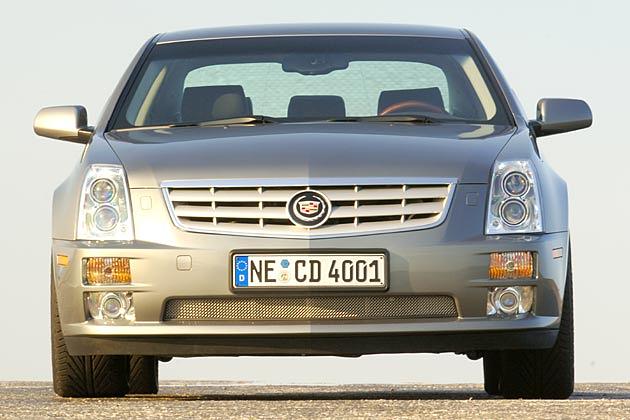 Die Motorhaube ist stärker profiliert als bisher