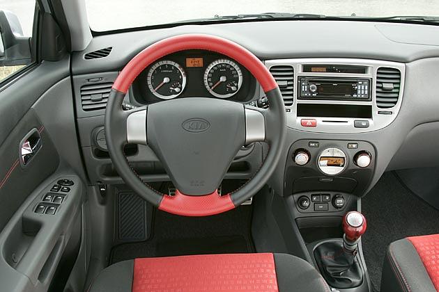 Das Cockpit: Aufgeräumt und funktional